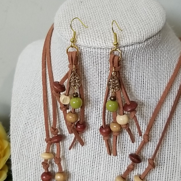 NWT Suede and wood bead necklace set - Picture 3 of 4